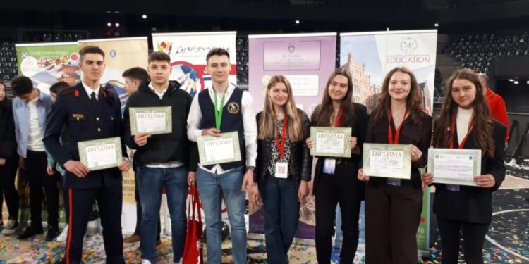 Elevii suceveni, patru premii și două mențiuni la olimpiadele de franceză și de italiană. Prof. Mariana Ciupu: ”Majoritatea elevilor olimpici din lotul județean sucevean își doresc să își continue parcursul educațional atît în țară, cît și în afara țării” (FOTO)