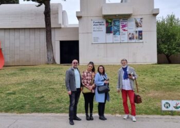 Institutul Bucovina din Suceava, la Badalona – Spania, într-un program de educație prin ucenicie. Mihai Pînzaru-PIM le-a făcut portretele celor 30 de participanți, pe care le-a oferit cadou