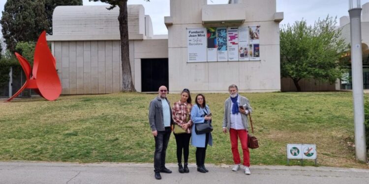 Institutul Bucovina din Suceava, la Badalona – Spania, într-un program de educație prin ucenicie. Mihai Pînzaru-PIM le-a făcut portretele celor 30 de participanți, pe care le-a oferit cadou