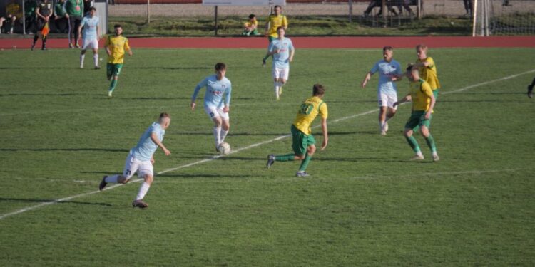 Cu jumătate de echipă lipsă din cauza accidentărilor și a cartonașelor, Foresta Suceava a fost învinsă în deplasarea de la CSM Bucovina Rădăuți. Chiar și așa, Foresta tot rămîne liderul detașat al seriei I a Ligii a III-a. Victoria rădăuțenilor a fost pe deplin meritată (Foto)