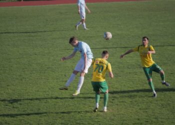 Cu jumătate de echipă lipsă din cauza accidentărilor și a cartonașelor, Foresta Suceava a fost învinsă în deplasarea de la CSM Bucovina Rădăuți. Chiar și așa, Foresta tot rămîne liderul detașat al seriei I a Ligii a III-a. Victoria rădăuțenilor a fost pe deplin meritată (Foto)