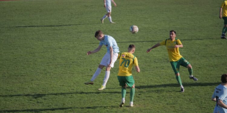 Cu jumătate de echipă lipsă din cauza accidentărilor și a cartonașelor, Foresta Suceava a fost învinsă în deplasarea de la CSM Bucovina Rădăuți. Chiar și așa, Foresta tot rămîne liderul detașat al seriei I a Ligii a III-a. Victoria rădăuțenilor a fost pe deplin meritată (Foto)