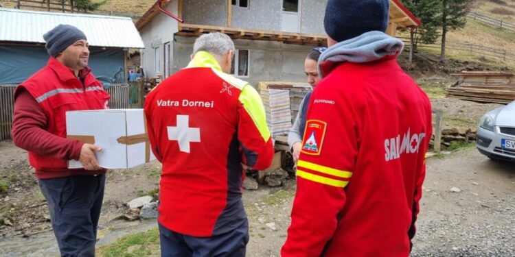 130 de pachete de alimente, cadouri pentru oameni cu probleme, din partea Salvamont Vatra Dornei și a Crucii Roșii. Petru Ariciuc: ”Vrem să continuăm acțiunea de împărțire a pachetelor cu alimente și-n perioada următoare, pentru că nu se mănîncă doar de marile sărbători creștine”