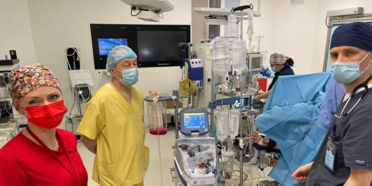 Spitalul Județean Suceava: Intervenție chirurgicală la șoldul unui pacient de 240 de kilograne, victimă a unui accident rutier. Intervenția a durat aproximativ 6 ore. Numai instalarea pacientului pe masa de operație a durat 45 de minute și a implicat 7 persoane!