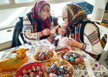20 de creatoare populare au făcut demonstrații de încondeiat ouă la cea de-a XXIII-a ediție a Tîrgului de Paști de la Gura Humorului