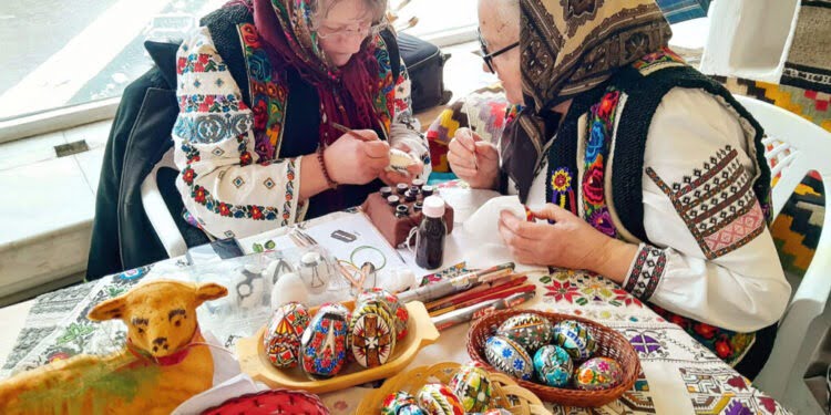 20 de creatoare populare au făcut demonstrații de încondeiat ouă la cea de-a XXIII-a ediție a Tîrgului de Paști de la Gura Humorului