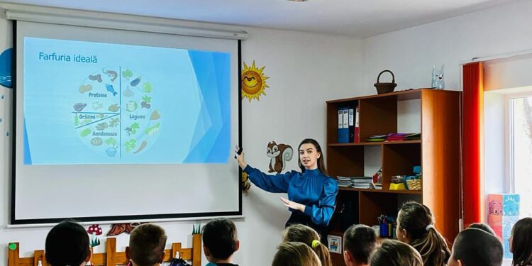 Studenți suceveni, prin școli, pentru a le vorbi elevilor despre nutriția echilibrată, igiena orală și postura corectă