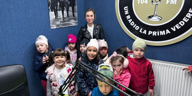 Cei 11 copii din grupa ”Micii exploratori” și educatoarea Andreea Prisacariu, de la Grădinița ”Piticii veseli”, în vizită la Radio Top (Foto)
