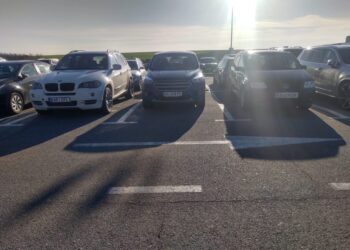 Prețuri prea mici, parcarea aeroportului sucevean plină mereu