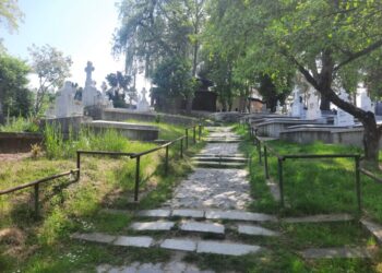 Poate s-or găsi vreo două trepte și pentru aleea către Cimitirul Pacea