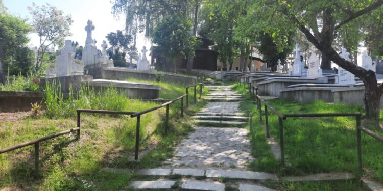 Poate s-or găsi vreo două trepte și pentru aleea către Cimitirul Pacea