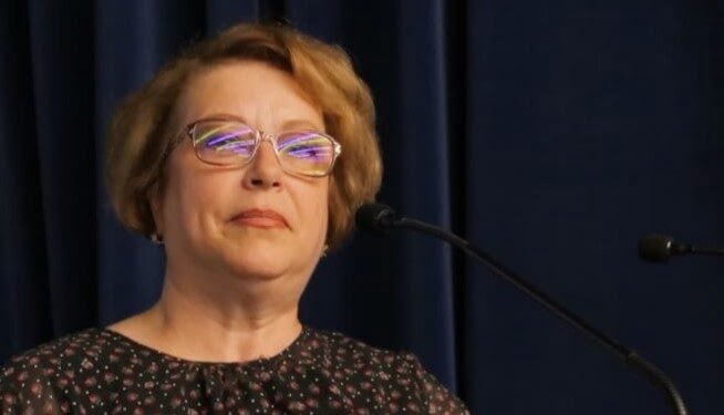 350 de elevi din toată țara vor participa, la Suceava, la ”Lira de aur”, concursul de intrepretare instrumentală organizat de Colegiul de Artă ”Ciprian Porumbescu”. Directoarea Alexandra Bejenaru: Deși este grevă, Comisia de organizare a concursului este la datorie. Sîntem pe baricade, sîntem la școală pentru amplul concurs