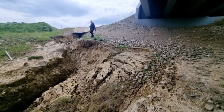 DRDP Iași a anunțat că se intervine pe șoseaua de centură a Sucevei, în zona unde s-au înregistrat alunecări de teren