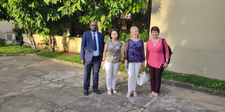 Universitatea suceveană, parteneriat cu o mare universitate din Abidjan. În Abidjan există 10 universități cu 60.000 pînă la 100.000 de studenți. Centrul comercial și bancar al Coastei de Fildeș este un oraș de trei ori mai mare decît Parisul