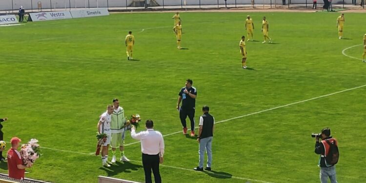 După o carieră frumoasă, suceveanul Mihai Roman s-a retras astăzi din fotbal cu banderola de căpitan pe mînă, cu fruntea sus și în aplauzele publicului (Foto)