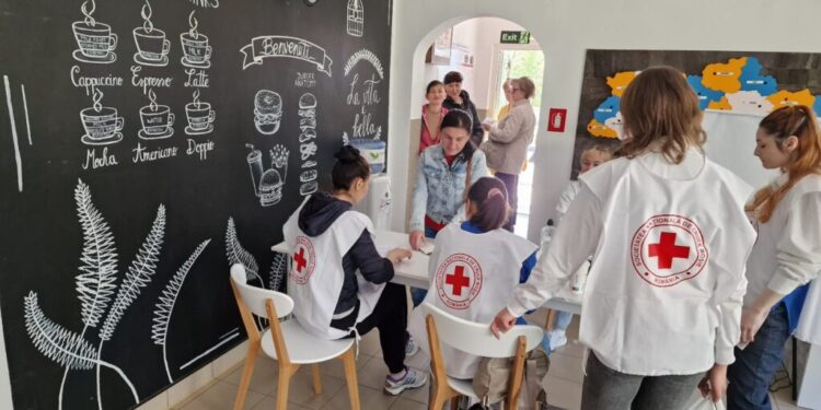 Crucea Roșie: Alimente pentru 250 de familii nevoiașe din zonele Suceava, Gura Humorului, Dolhasca, Rădăuți și Vatra Dornei