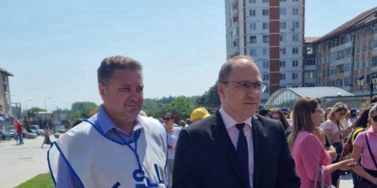 Prorectorul USV, Mihai Dimian, la mitingul profesorilor suceveni: Eu sînt un produs al educației din România și oriunde m-am dus în această lume, că a fost Washington, că a fost Paris, că a fost Berlin, am avut succes datorită acestei educații. Noi cerem, în primul rînd, respect pentru ceea ce realizați dumneavoastră în fiecare zi