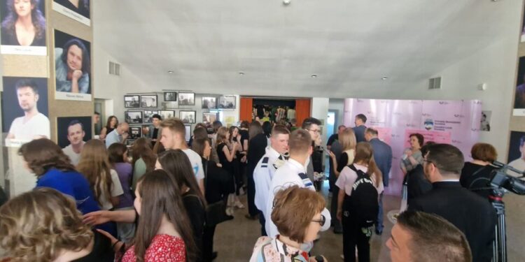 Aproape 170 de elevi foarte buni și de profesori, premiați de Fundația ”Ana – Inimă de Copil”. Profesorul Petru Crăciun, adjunct al Inspectoratului Școlar Suceava: Este prima oară cînd o fundație îi premiază pe elevii olimpici, dar și pe profesorii lor