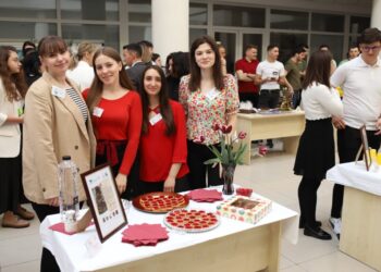 Cîștigătorii de anul trecut ai concursului FiaFoodFest, angajați de ”Danilevici Carn-Prod” Gura Humorului. Decanul Facultății de Inginerie Alimentară Suceava, Mircea Oroian, despre concursul dedicat produselor culinare inovative:  Noi nu ne dorim neapărat să vindem rețete, ci ca produsul nostru finit, care este absolventul, să se integreze pe piața muncii