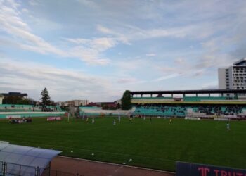 În ultimul meci din actuala ediție de campionat de pe teren propriu, Foresta Suceava – Bucovina Rădăuți 3-2 și Suceava merge de pe primul loc la barajul de promovare în liga a II-a. După o evoluție ștearsă în primele 60 de minute, antrenorul Dorin Goian a mutat inspirat și a întors cursul jocului și rezultatul (Foto)