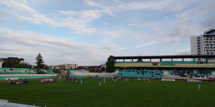 În ultimul meci din actuala ediție de campionat de pe teren propriu, Foresta Suceava – Bucovina Rădăuți 3-2 și Suceava merge de pe primul loc la barajul de promovare în liga a II-a. După o evoluție ștearsă în primele 60 de minute, antrenorul Dorin Goian a mutat inspirat și a întors cursul jocului și rezultatul (Foto)