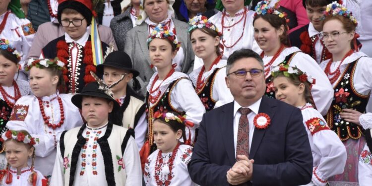 Polonezii din România, triplă sărbătoare la Poiana Micului. Slujbe religioase, spectacol în aer liber și un picnic, dar și sărbătorirea preotului doctor Stanislav Ioan Cucharec, la împlinirea vîrstei de 50 de ani (Foto)