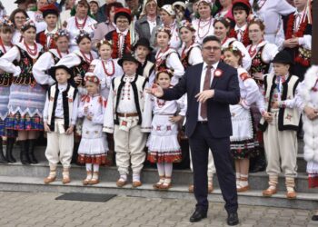 Polonezii din România, triplă sărbătoare la Poiana Micului. Slujbe religioase, spectacol în aer liber și un picnic, dar și sărbătorirea preotului doctor Stanislav Ioan Cucharec, la împlinirea vîrstei de 50 de ani (Foto)