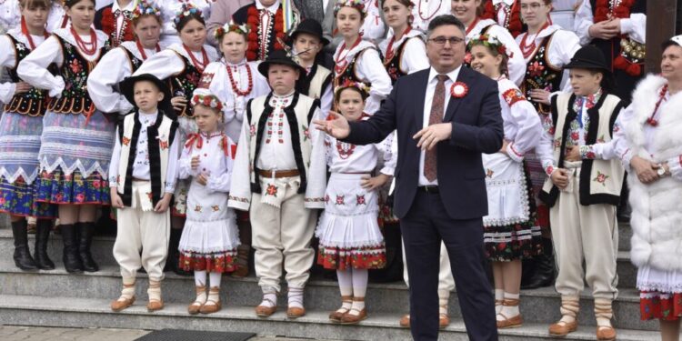 Polonezii din România, triplă sărbătoare la Poiana Micului. Slujbe religioase, spectacol în aer liber și un picnic, dar și sărbătorirea preotului doctor Stanislav Ioan Cucharec, la împlinirea vîrstei de 50 de ani (Foto)
