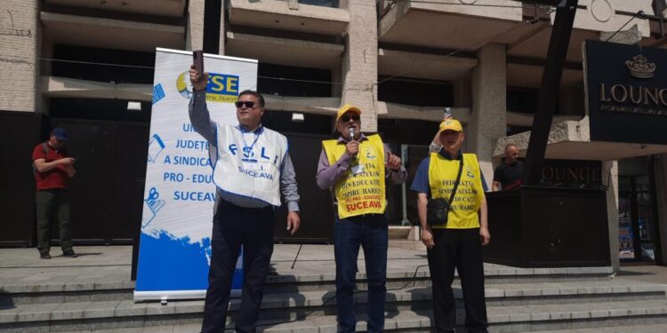 Mii de angajați din Educație, protest în centrul Sucevei. Esplanada Casei de Cultură a fost plină (Foto)