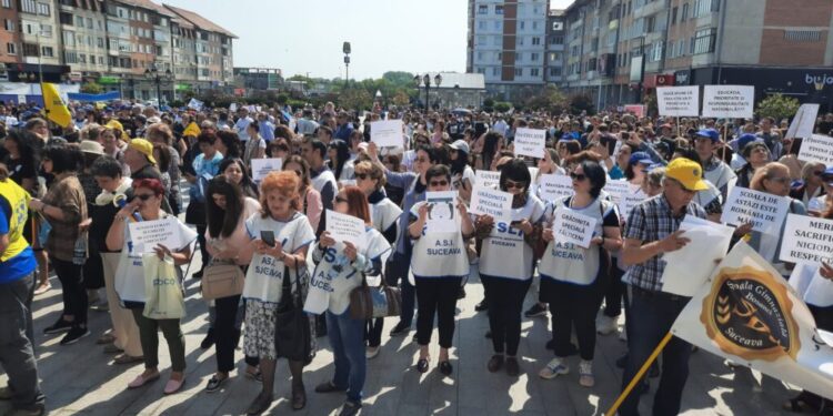 Mii de angajați din Educație, protest în centrul Sucevei. Esplanada Casei de Cultură a fost plină (Foto)