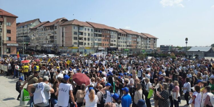Mii de angajați din Educație, protest în centrul Sucevei. Esplanada Casei de Cultură a fost plină (Foto)