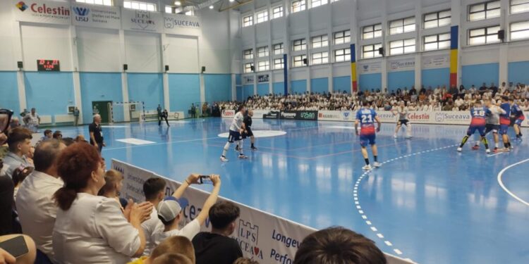 După un final pe muchie de cuțit, CSU Suceava a făcut egal cu HC Buzău și a reușit să se salveze de la barajul pentru menținerea în prima ligă de handbal a României. Suceava a avut noroc că CSU Vaslui a pierdut meciul disputat pe teren propriu cu CSM Focșani