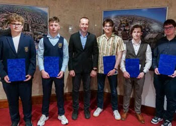 Elevi de la ”Ștefan” și ”Petru”, cu medalii internaționale, felicitați și premiați de Primăria Sucevei