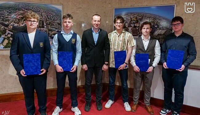 Elevi de la ”Ștefan” și ”Petru”, cu medalii internaționale, felicitați și premiați de Primăria Sucevei