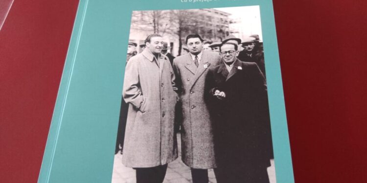 Carte scrisă de doctorul în istorie Daniel Hrenciuc, cu prefață semnată de Ionuț Luchian, un fost elev de-al său de la Școala ”Bogdan Vodă” Rădăuți, care în prezent este prodecan la Universitatea de Medicină și Farmacie din Iași