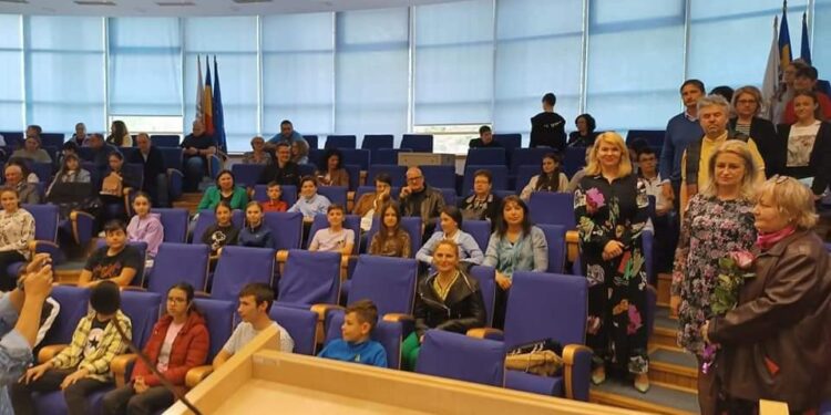 180 de elevi de clasele V-VII, la cea de-a X-a ediție a concursului județean de istorie ”CLIO”. Cei mai buni elevi au fost cei din zona Dornelor și de la Școala ”Ion Creangă” Suceava