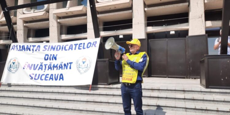 Sindicaliștii din învățămînt, miting pe esplanada Casei de Cultură Suceava: ”Nu sîntem bone”, „Fără educație moare orice nație”, „Alocația nu ține loc de salariu decent” (Foto)