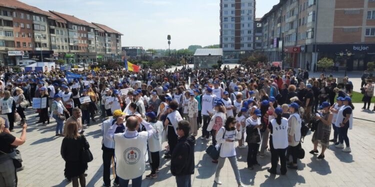 Sindicaliștii din învățămînt, miting pe esplanada Casei de Cultură Suceava: ”Nu sîntem bone”, „Fără educație moare orice nație”, „Alocația nu ține loc de salariu decent” (Foto)