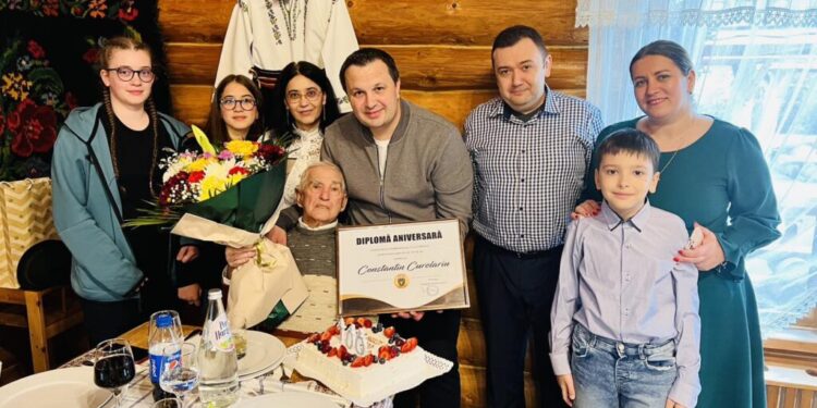 Un rădăuțean care a împlinit 100 de ani, sărbătorit de municipalitate
