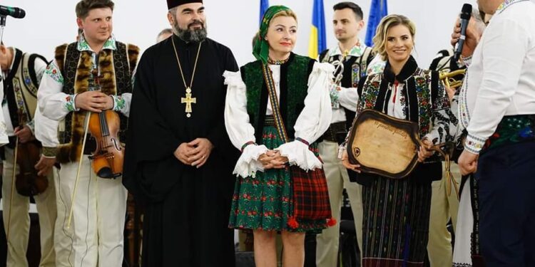 Căminele culturale din Fîntîna Mare și Ciprian Porumbescu, inaugurate de proiectul ”10 pentru folclor”, la care au participat 100 de artiști din opt zone folclorice