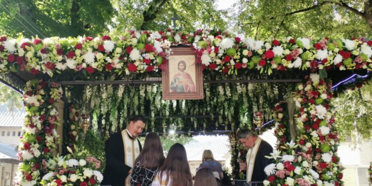 Racla cu moaștele Sfîntului Ioan cel Nou a fost scoasă în această dimineață spre închinare în curtea Mănăstirii „Sf. Ioan”. La ora 18.00 va începe procesiunea pe străzile municipiului Suceava (Foto)