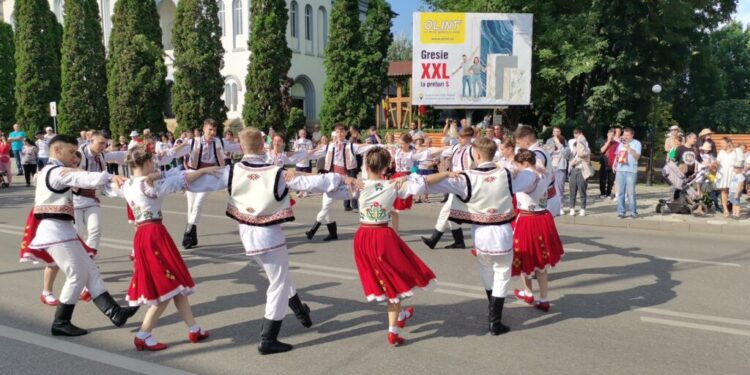 Peste 400 de invitați din opt țări, la cea de-a XXX-a ediție a Festivalului Internațional de Folclor ”Arcanul” de la Rădăuți