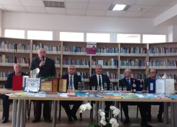 Doi profesori foarte mulțumiți: Mihai Bocancea și Petru (Petrică) Ghervan