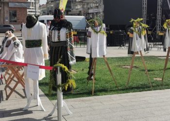 Dacă a fost Ziua Iei, în centrul Sucevei a fost oferită publicului o expoziție de cămăși populare. Acestea provin din colecția particulară a meșterilor populari Stela și Gheorghe Lucaciu, din Șcheia, și din cea a Veronicăi Hojbotă, din Mănăstirea Humorului (Foto)