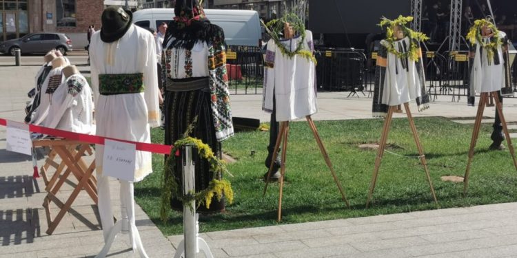 Dacă a fost Ziua Iei, în centrul Sucevei a fost oferită publicului o expoziție de cămăși populare. Acestea provin din colecția particulară a meșterilor populari Stela și Gheorghe Lucaciu, din Șcheia, și din cea a Veronicăi Hojbotă, din Mănăstirea Humorului (Foto)