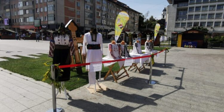 Dacă a fost Ziua Iei, în centrul Sucevei a fost oferită publicului o expoziție de cămăși populare. Acestea provin din colecția particulară a meșterilor populari Stela și Gheorghe Lucaciu, din Șcheia, și din cea a Veronicăi Hojbotă, din Mănăstirea Humorului (Foto)