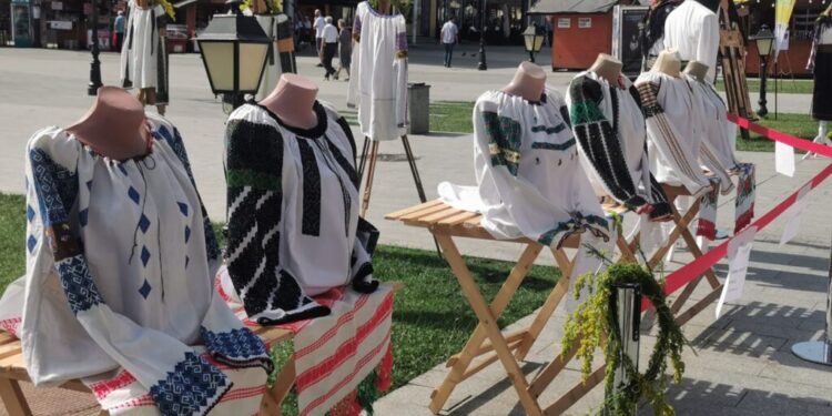 Dacă a fost Ziua Iei, în centrul Sucevei a fost oferită publicului o expoziție de cămăși populare. Acestea provin din colecția particulară a meșterilor populari Stela și Gheorghe Lucaciu, din Șcheia, și din cea a Veronicăi Hojbotă, din Mănăstirea Humorului (Foto)