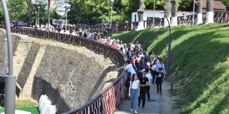 În minivacanța de 1 iunie și Rusalii, cea mai mare aglomerație a fost la Cetatea de Scaun a Sucevei. A fost aglomerat și la Mănăstirea ”Sf. Ioan”, la ștrandul de la Ițcani, în Parcul Șipote și în zonele de agrement de pe Tătărași și din Lunca Sucevei