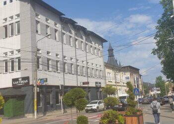 Clădirile din centrul municipiului Cîmpulung Moldovenesc continuă să primească o nouă față. Soluția? Cine nu reface fațadele clădirilor plătește un impozit mai mare de 5 ori