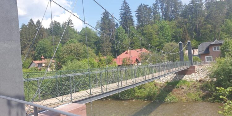 Puntea pietonală de peste rîul Moldova, reabilitată. Lucrările au costat 300.000 de lei